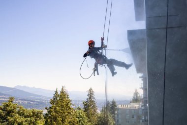 Burnaby dağ, Vancouver, British Columbia, Kanada - 011 Temmuz 2018: Yüksek doğmak ip access penceresi temiz bina bir sıcak güneşli yaz gün boyunca yıkama güçtür.