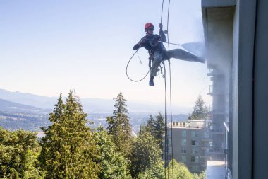 Burnaby dağ, Vancouver, British Columbia, Kanada - 011 Temmuz 2018: Yüksek doğmak ip access penceresi temiz bina bir sıcak güneşli yaz gün boyunca yıkama güçtür.
