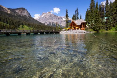 Emerald Gölü, Yoho Milli Parkı, British Columbia, Kanada - 17 Haziran 2018: İnsanlar onların tatil kabin tarafından bir verandada tadını çıkarıyor.