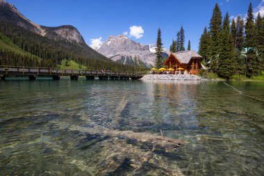 Emerald Gölü, Yoho Milli Parkı, British Columbia, Kanada - 17 Haziran 2018: İnsanlar onların tatil kabin tarafından bir verandada tadını çıkarıyor.
