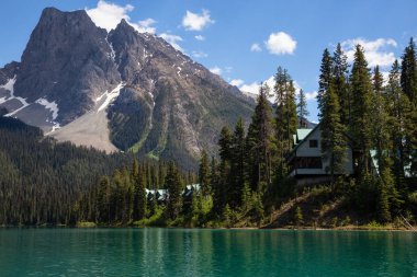 Emerald Gölü kabin canlı güneşli yaz gün boyunca. Bulunan British Columbia, Kanada.