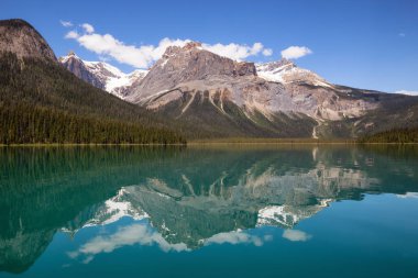 Emerald Gölü bir canlı güneşli yaz gün boyunca. Bulunan British Columbia, Kanada.
