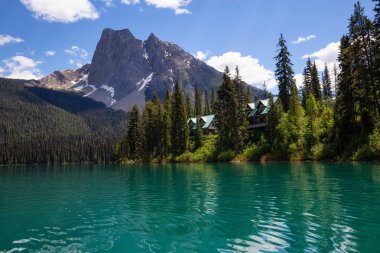 Emerald Gölü kabin canlı güneşli yaz gün boyunca. Bulunan British Columbia, Kanada.
