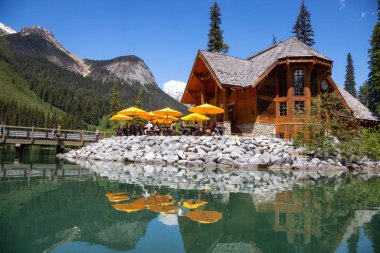 Emerald Gölü, Yoho Milli Parkı, British Columbia, Kanada - 17 Haziran 2018: İnsanlar onların tatil kabin tarafından bir verandada tadını çıkarıyor.