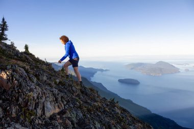 Maceracı kadın güneşli yaz gün boyunca dağlarda hiking. Mount Brunswick, aslanlar Bay, Vancouver, Bc, Kanada kuzeyindeki üzerinde gerçekleştirilen.