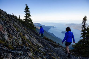 Maceracı kadın güneşli yaz gün boyunca dağlarda hiking. Mount Brunswick, aslanlar Bay, Vancouver, Bc, Kanada kuzeyindeki üzerinde gerçekleştirilen.