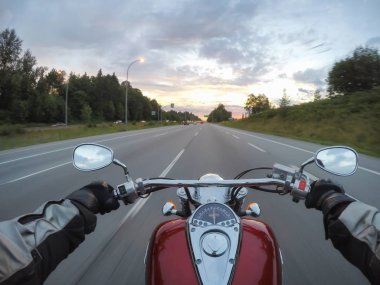Canlı bir gün batımı sırasında bir motosiklet Binme. Surrey, büyük Vancouver, British Columbia, Kanada alınan.
