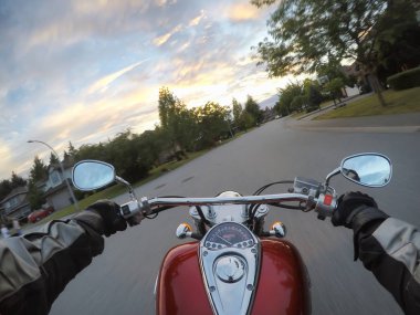 Canlı bir gün batımı sırasında bir motosiklet Binme. Surrey, büyük Vancouver, British Columbia, Kanada alınan.