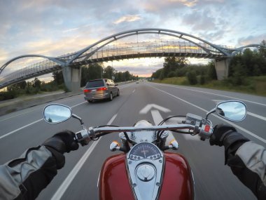 Canlı bir gün batımı sırasında bir motosiklet Binme. Surrey, büyük Vancouver, British Columbia, Kanada alınan.
