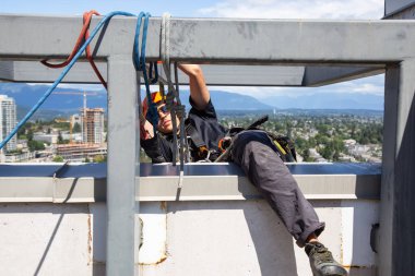 Burnaby, Vancouver, British Columbia, Kanada - 06 Temmuz 2018: Yüksek doğmak ip access penceresi temiz sıcak güneşli yaz gündüzleri çalışıyor.