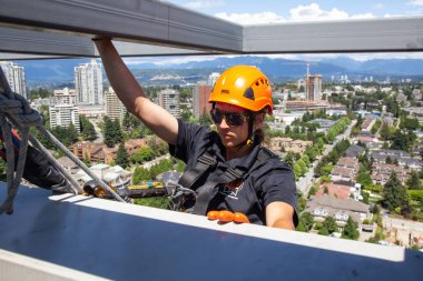 Burnaby, Vancouver, British Columbia, Kanada - 06 Temmuz 2018: Yüksek doğmak ip access penceresi temiz sıcak güneşli yaz gündüzleri çalışıyor.