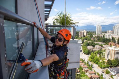 Burnaby, Vancouver, British Columbia, Kanada - 06 Temmuz 2018: Yüksek doğmak ip access penceresi temiz sıcak güneşli yaz gündüzleri çalışıyor.