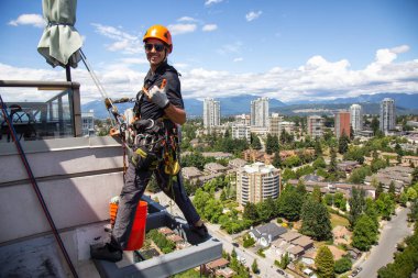 Burnaby, Vancouver, British Columbia, Kanada - 06 Temmuz 2018: Yüksek doğmak ip access penceresi temiz sıcak güneşli yaz gündüzleri çalışıyor.