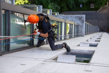Burnaby, Vancouver, British Columbia, Kanada - 06 Temmuz 2018: Yüksek doğmak ip access penceresi temiz sıcak güneşli yaz gündüzleri çalışıyor.