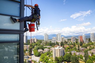 Burnaby, Vancouver, British Columbia, Kanada - 06 Temmuz 2018: Yüksek doğmak ip access penceresi temiz sıcak güneşli yaz gündüzleri çalışıyor.