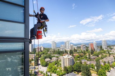 Burnaby, Vancouver, British Columbia, Kanada - 06 Temmuz 2018: Yüksek doğmak ip access penceresi temiz sıcak güneşli yaz gündüzleri çalışıyor.