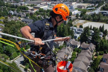 Burnaby, Vancouver, British Columbia, Kanada - 05 Temmuz 2018: Yüksek doğmak ip access penceresi temiz sıcak güneşli yaz gündüzleri çalışıyor.