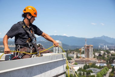 Burnaby, Vancouver, British Columbia, Kanada - 05 Temmuz 2018: Yüksek doğmak ip access penceresi temiz sıcak güneşli yaz gündüzleri çalışıyor.