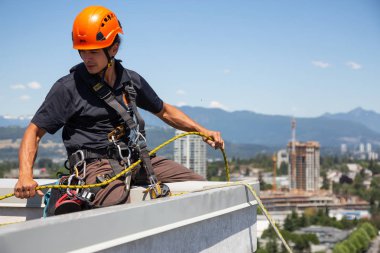 Burnaby, Vancouver, British Columbia, Kanada - 05 Temmuz 2018: Yüksek doğmak ip access penceresi temiz sıcak güneşli yaz gündüzleri çalışıyor.