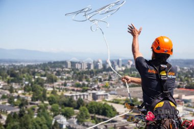 Burnaby, Vancouver, British Columbia, Kanada - 05 Temmuz 2018: Yüksek doğmak ip access penceresi temiz sıcak güneşli yaz gündüzleri çalışıyor.