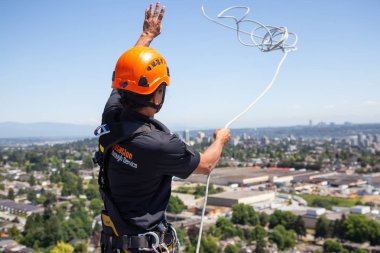 Burnaby, Vancouver, British Columbia, Kanada - 05 Temmuz 2018: Yüksek doğmak ip access penceresi temiz sıcak güneşli yaz gündüzleri çalışıyor.