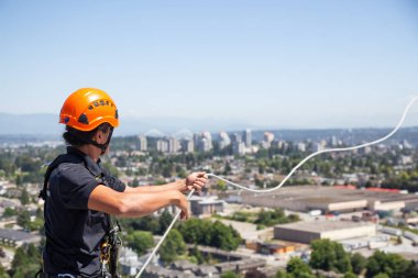 Burnaby, Vancouver, British Columbia, Kanada - 05 Temmuz 2018: Yüksek doğmak ip access penceresi temiz sıcak güneşli yaz gündüzleri çalışıyor.