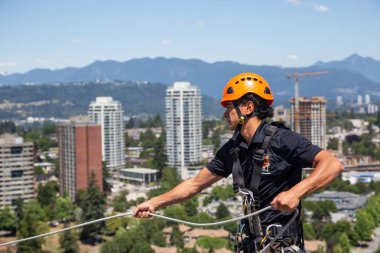 Burnaby, Vancouver, British Columbia, Kanada - 05 Temmuz 2018: Yüksek doğmak ip access penceresi temiz sıcak güneşli yaz gündüzleri çalışıyor.