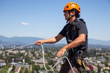 Burnaby, Vancouver, British Columbia, Kanada - 05 Temmuz 2018: Yüksek doğmak ip access penceresi temiz sıcak güneşli yaz gündüzleri çalışıyor.