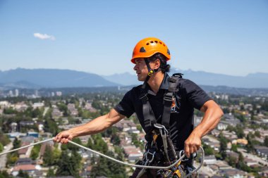 Burnaby, Vancouver, British Columbia, Kanada - 05 Temmuz 2018: Yüksek doğmak ip access penceresi temiz sıcak güneşli yaz gündüzleri çalışıyor.