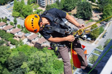 Burnaby, Vancouver, British Columbia, Kanada - 05 Temmuz 2018: Yüksek doğmak ip access penceresi temiz sıcak güneşli yaz gündüzleri çalışıyor.