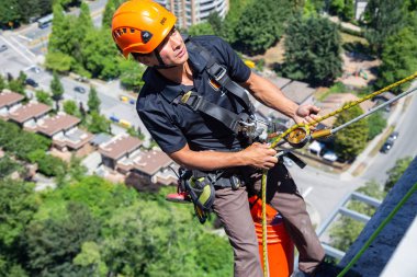 Burnaby, Vancouver, British Columbia, Kanada - 05 Temmuz 2018: Yüksek doğmak ip access penceresi temiz sıcak güneşli yaz gündüzleri çalışıyor.