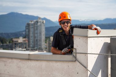 Burnaby, Vancouver, British Columbia, Kanada - 05 Temmuz 2018: Yüksek doğmak ip access penceresi temiz sıcak güneşli yaz gündüzleri çalışıyor.