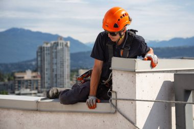 Burnaby, Vancouver, British Columbia, Kanada - 05 Temmuz 2018: Yüksek doğmak ip access penceresi temiz sıcak güneşli yaz gündüzleri çalışıyor.