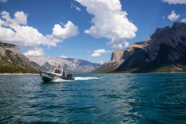 Lake Minnewanka, Banff, Alberta, Kanada - 20 Haziran 2018: eğlenceli bir motorlu tekne üzerinde bir güneşli yaz gün boyunca kız orgazm.