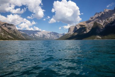 Lake Minnewanka canlı güneşli yaz gün boyunca. Banff, Alberta, Kanada içinde alınan.