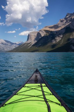 Lake Minnewanka canlı güneşli yaz gün boyunca kayak. Banff, Alberta, Kanada içinde alınan.