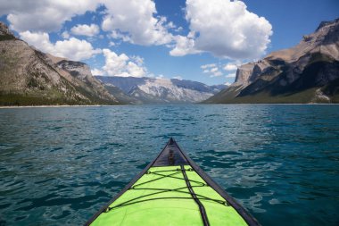 Lake Minnewanka canlı güneşli yaz gün boyunca kayak. Banff, Alberta, Kanada içinde alınan.