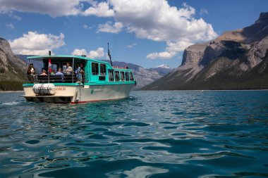 Lake Minnewanka, Banff, Alberta, Kanada - 20 Haziran 2018: Bir gemideki bir güneşli yaz gün boyunca Tur.