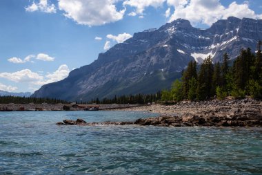 Lake Minnewanka canlı güneşli yaz gün boyunca. Banff, Alberta, Kanada içinde alınan.