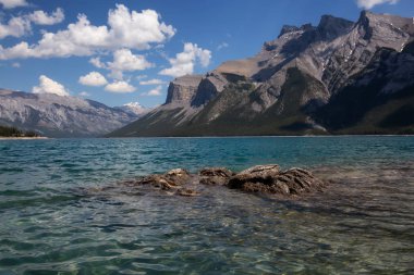 Lake Minnewanka canlı güneşli yaz gün boyunca. Banff, Alberta, Kanada içinde alınan.