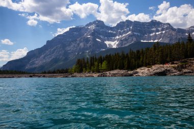 Lake Minnewanka canlı güneşli yaz gün boyunca. Banff, Alberta, Kanada içinde alınan.