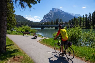 Banff, İngiltere - 20 Haziran 2018: kişini güneşli yaz gün boyunca bir sektörlerine Park.