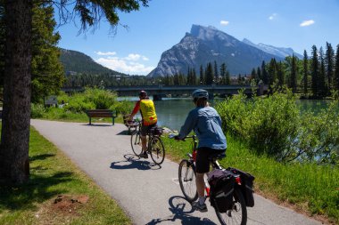 Banff, İngiltere - 20 Haziran 2018: insanlar bir bycicles Park güneşli yaz gün boyunca sürme.