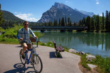 Banff, İngiltere - 20 Haziran 2018: kişini güneşli yaz gün boyunca bir sektörlerine Park.