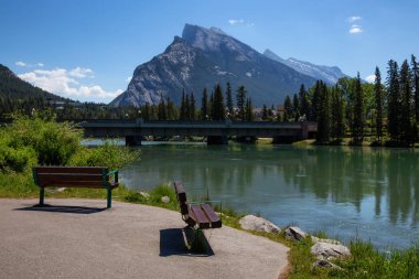 Banklar parkta bir güneşli yaz gün boyunca görünümünü. Banff, Alberta, Kanada içinde alınan.