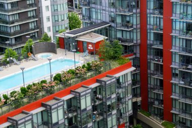 Downtown Vancouver, British Columbia, Kanada - 28 Mayıs 2018: bir yüksek son daire bina bir yüzme havuzu ile karmaşık havadan görünümü çatı üst.
