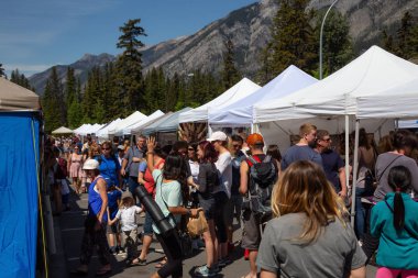 Banff, İngiltere - 20 Haziran 2018: içinde belgili tanımlık çarşı kentin ortak olay sırasında toplanan insanlar.