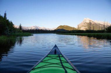 Güzel gölde Kanada dağ manzarası ile çevrili bir kayak. Alınan Vermilion göllerde, Banff, İngiltere.