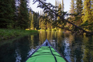 Kanada doğa manzara tarafından çevrili güzel bir göle kayak. Alınan Vermilion göllerde, Banff, İngiltere.