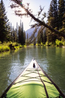 Kanada doğa manzara tarafından çevrili güzel bir göle kayak. Alınan Vermilion göllerde, Banff, İngiltere.